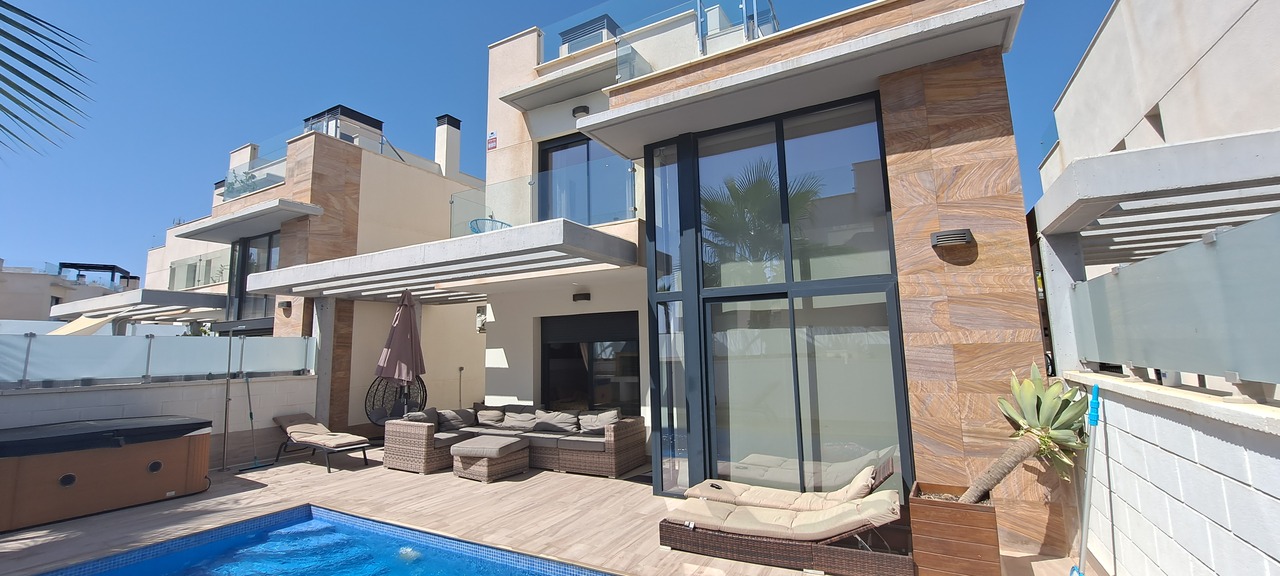 Villa in Lomas De Cabo Roig, Alicante – ES174517